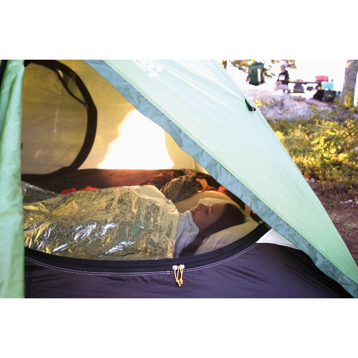 Coghlans Aluminized Polyester Waterproof Emergency Blanket - photo 2 Coghlans Aluminized Polyester Waterproof Emergency Blanket - photo 2