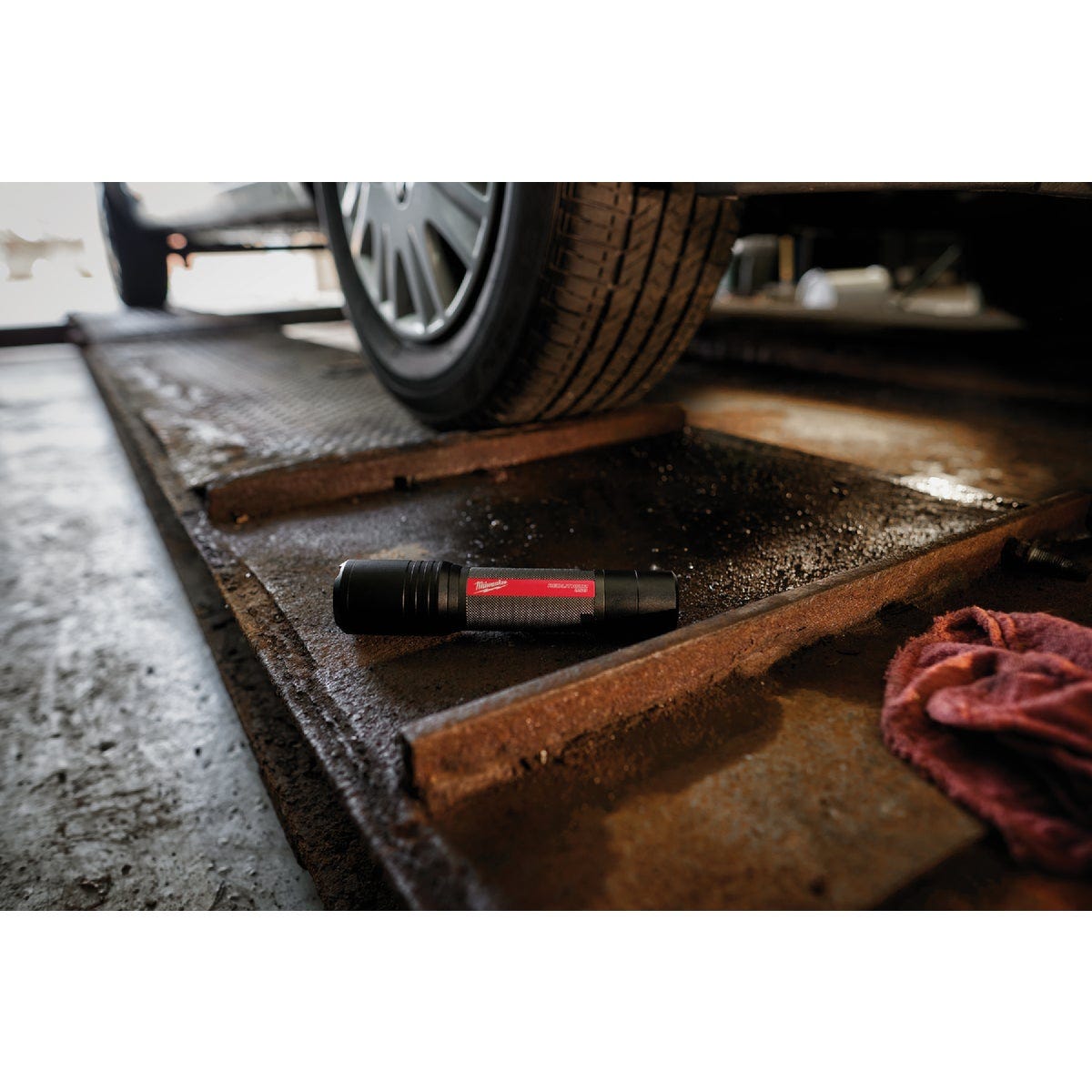 Milwaukee REDLITHIUM 2000 Lm. LED USB Slide Focus Flashlight - photo 8