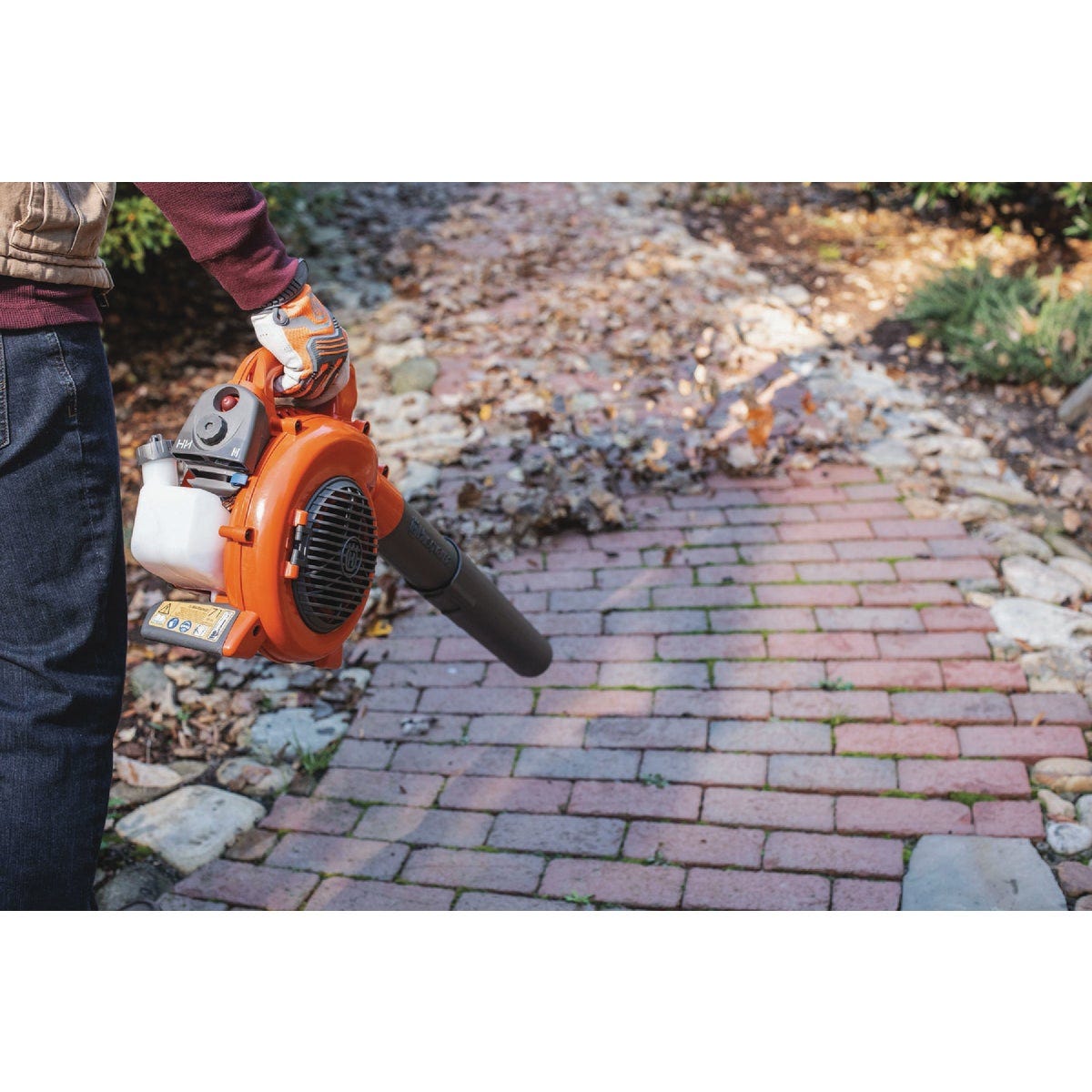 Husqvarna 125B 28cc 2-Cycle Gas 425 CFM 170 MPH Handheld Leaf Blower - photo 4 Husqvarna 125B 28cc 2-Cycle Gas 425 CFM 170 MPH Handheld Leaf Blower - photo 4