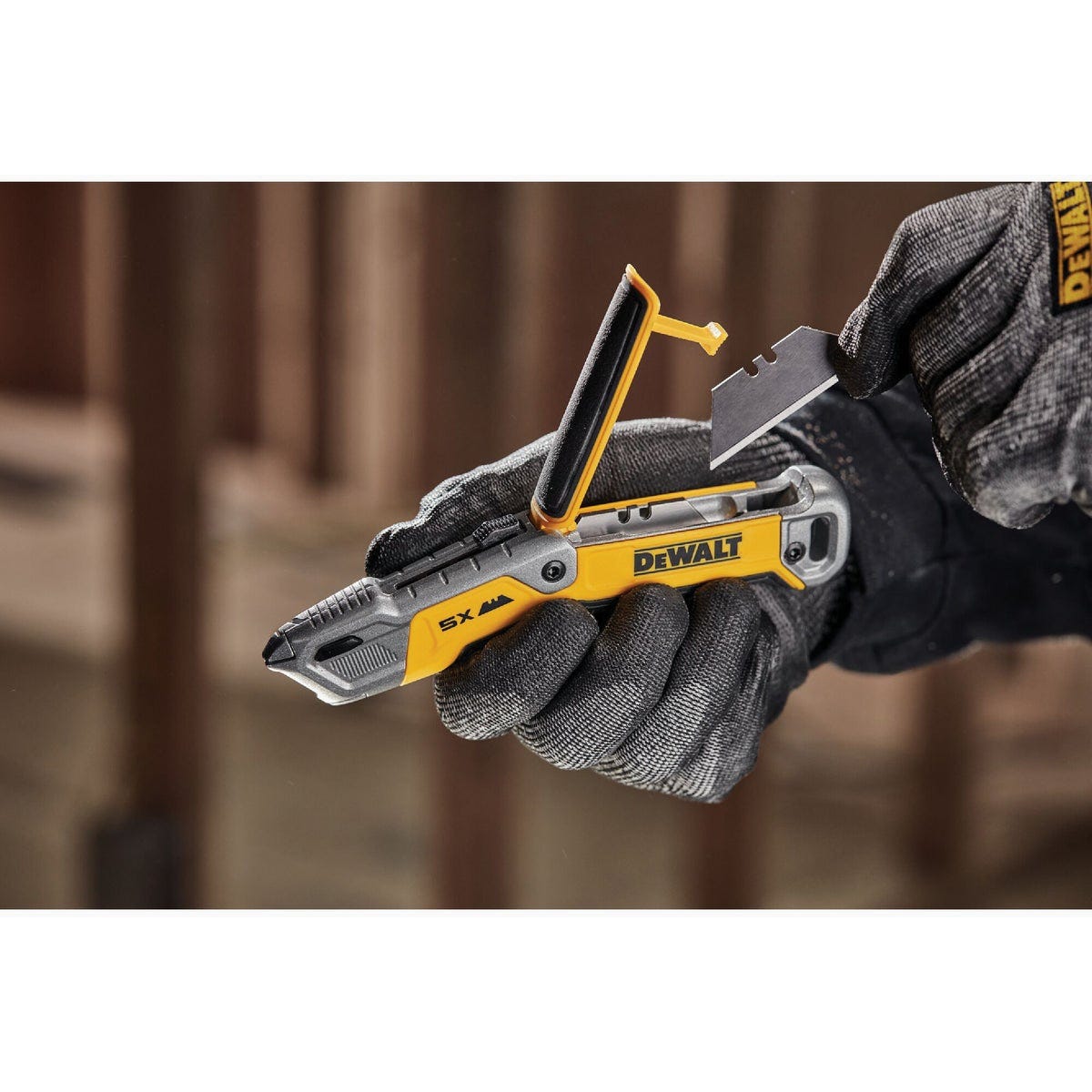DEWALT Retractable Utility Knife - photo 4 DEWALT Retractable Utility Knife - photo 4