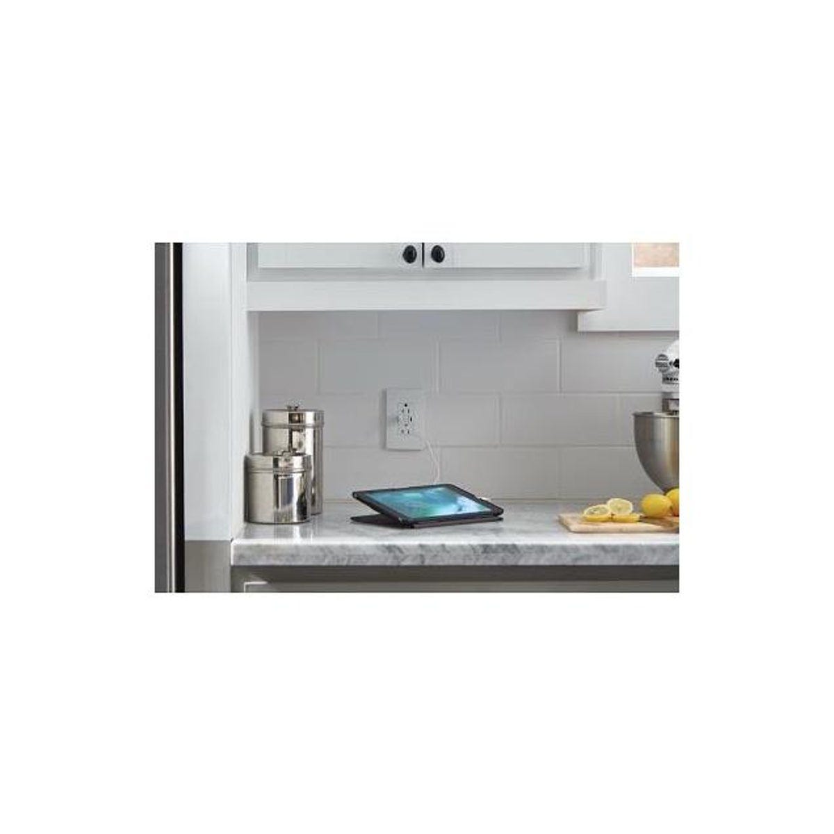 Legrand Pass & Seymour Radiant 15A White Tamper-Resistant Self-Test GFCI USB Type-A/C Outlet - photo 2