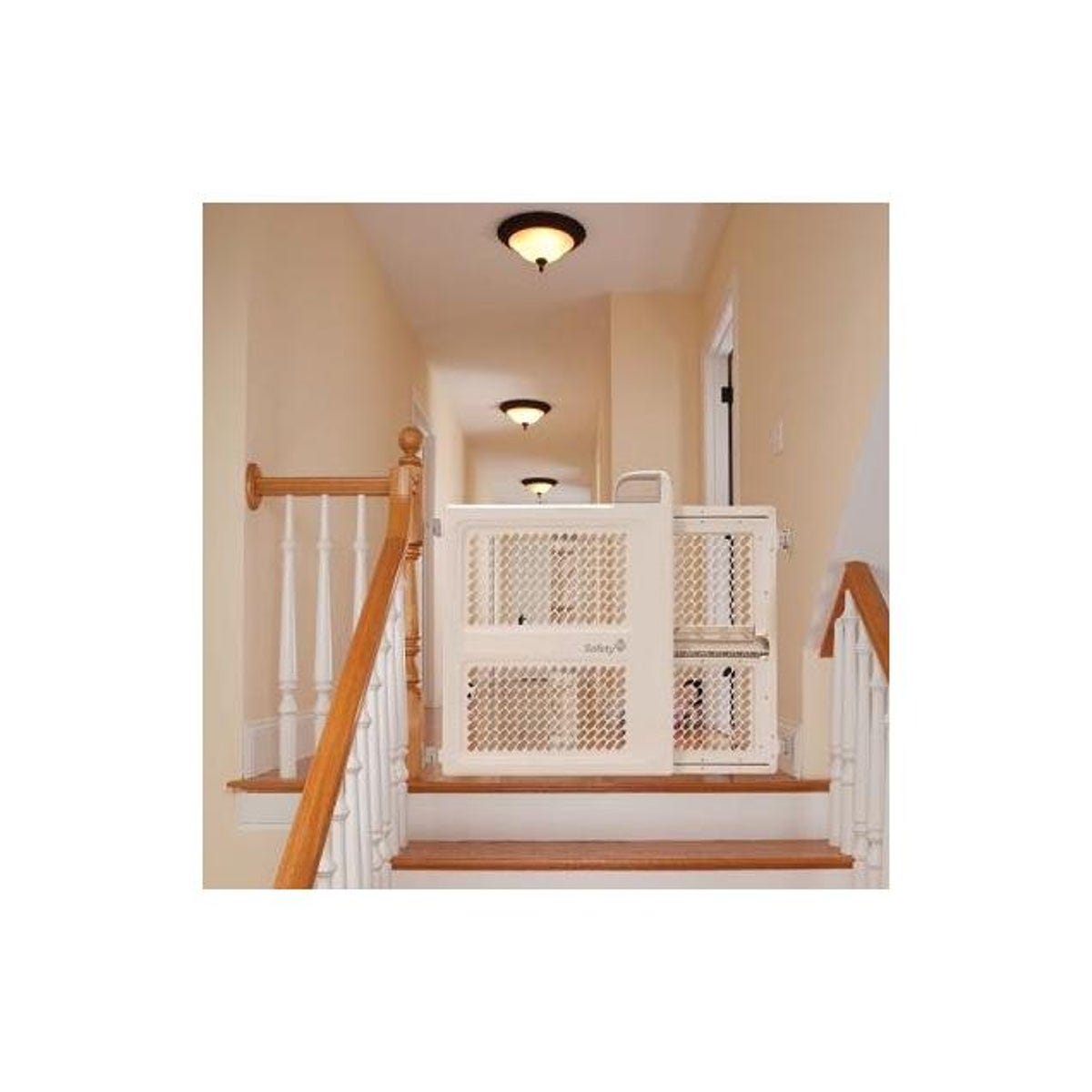 Safety 1st 28 to 42 In. x 26 In. Lift/Lock/Swing Security Gate - photo 3