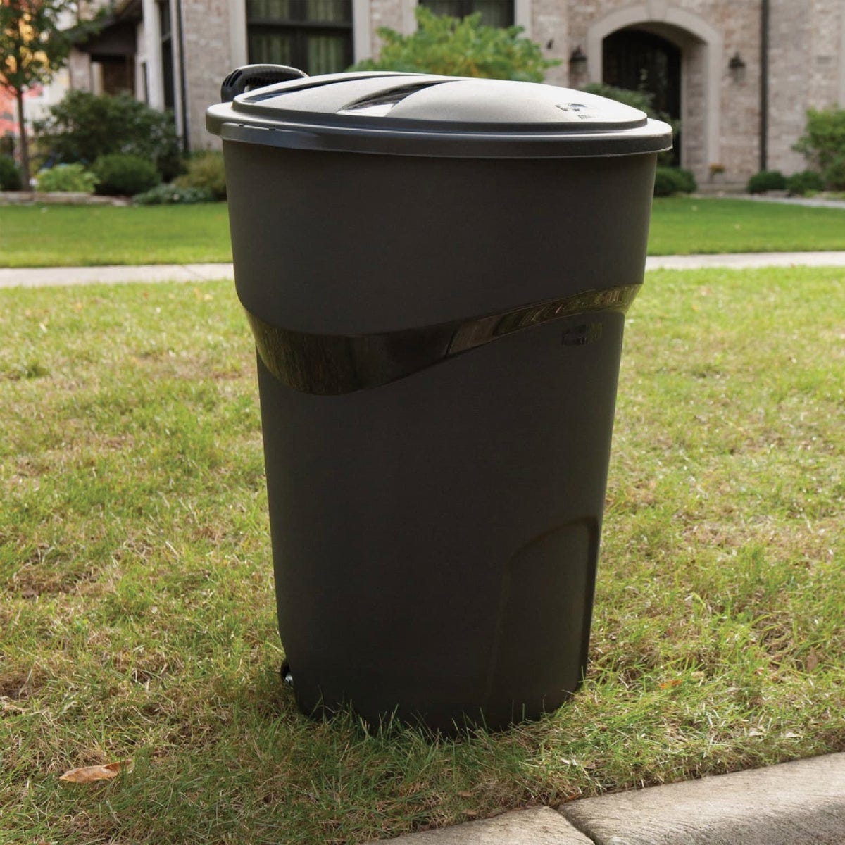 Rubbermaid Roughneck 32 Gal. 2-Wheel Commercial Trash Can - photo 4 Rubbermaid Roughneck 32 Gal. 2-Wheel Commercial Trash Can - photo 4