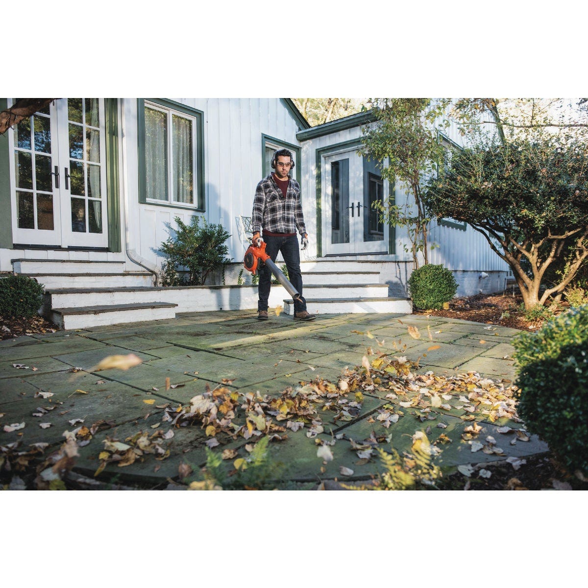 Husqvarna 125B 28cc 2-Cycle Gas 425 CFM 170 MPH Handheld Leaf Blower - photo 5 Husqvarna 125B 28cc 2-Cycle Gas 425 CFM 170 MPH Handheld Leaf Blower - photo 5
